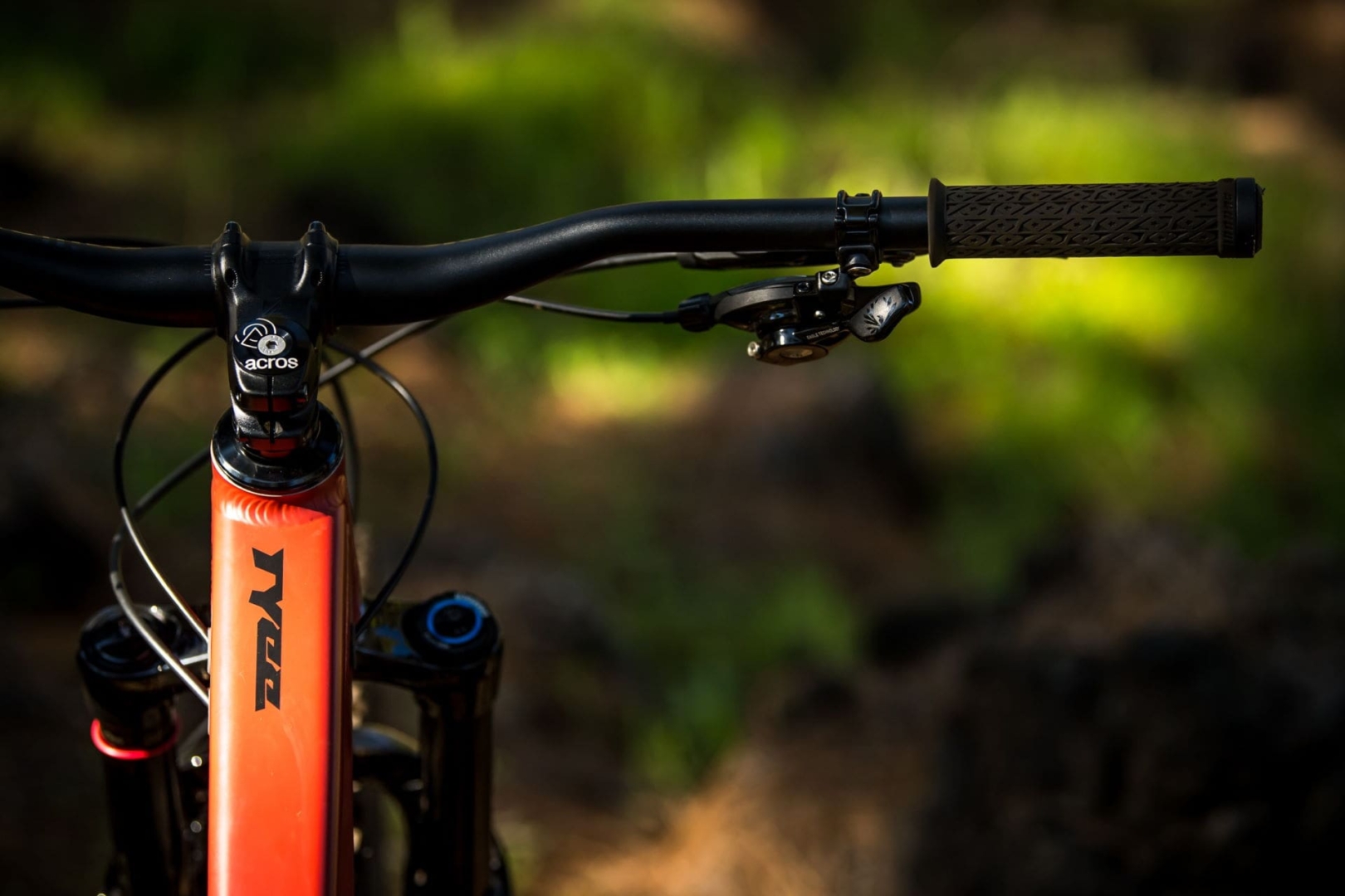 PROPAIN-Tyee-AL-MY2020-Bike-CloseUp-Cockpit-Marsred-v2