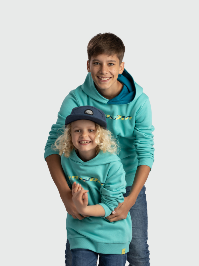 3_3461009_Logo-Graphic-Hoodie-Kids_front_RE-scaled-1.jpg