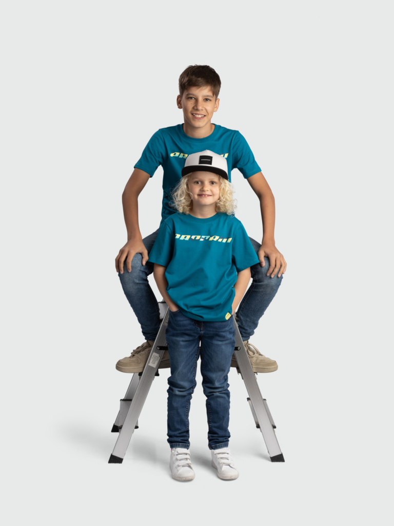 3_3470008_Logo-Graphic-Tee-Kids_front_RE-scaled-1.jpg