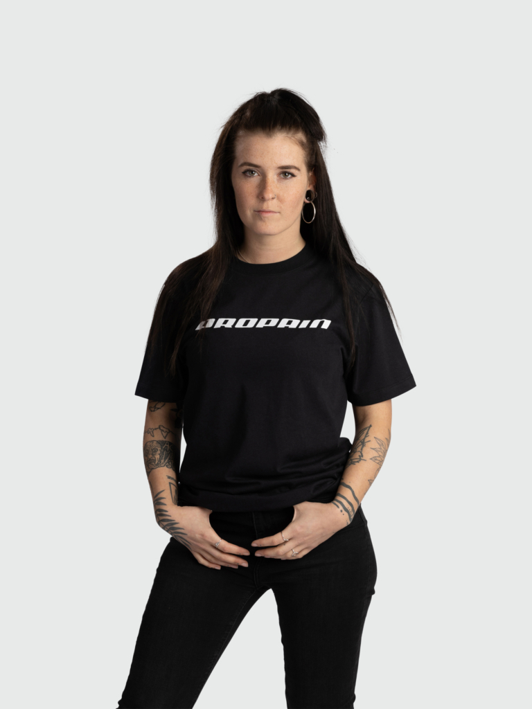 3_5201001_Propain-Logo-Tee_front-Hannah-scaled-1.jpg