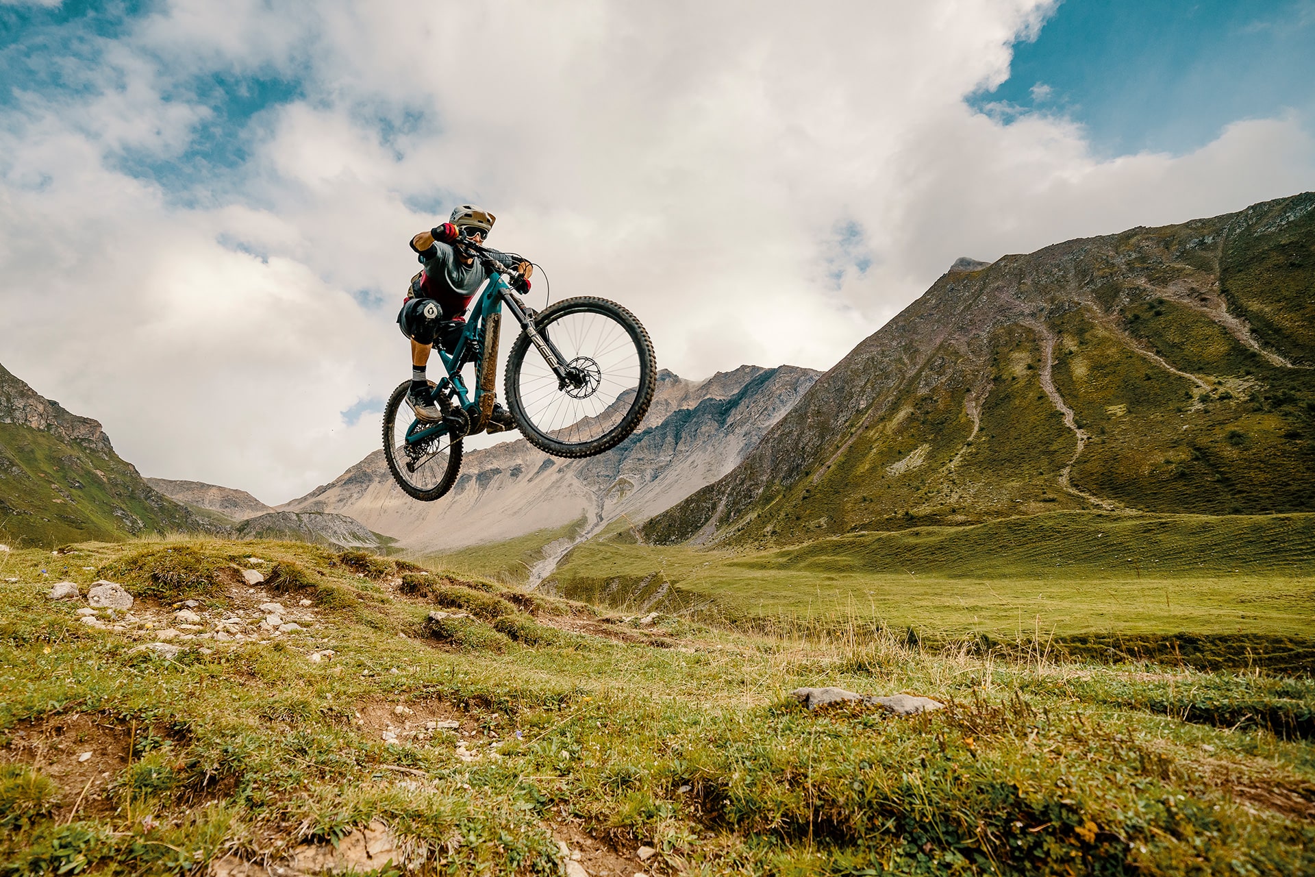 fahrrad mit 100-jähriger über die alpen