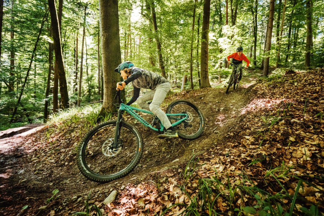 Hoch und runterDie optimale Länge des Oberrohrs in Kombination mit einem steilen Sitzwinkel ermöglichen den Youngsters beim Pedalieren eine aufrechte Sitzposition und beim bergab Ballern eine ausgewogene Gewichtsverteilung über dem Lenker.