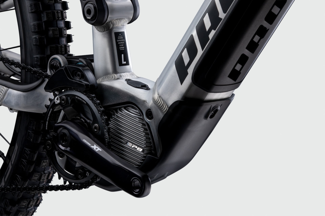 Shimano EP8Der mit 85 Nm kraftvolle und mit 2,6 kg leichte EP8 Motor aus der neusten Shimano-Generation bietet dir smoothe Unterstützung genau dann, wenn du sie brauchst. Durch die vielseitige Konfigurationsmöglichkeit mit der E-TUBE PROJECT App lässt sich der Motor für jeden Einsatzzweck und alle Vorlieben optimal abstimmen auch während der Fahrt! Egal ob im Uphill, Downhill oder in der Ebene – die feinfühlige und leise Antriebseinheit bietet dort Vortrieb und Performance, wo du sie benötigst. Gleichzeitig gibt der Motor nur dann Kraft frei, wenn sie tatsächlich benötigt wird, somit wird der Akku geschont und der Fahrspaß hält länger an. Durch die eigens dafür entwickelte Motorabdeckung ist die Antriebseinheit vor Steinschlägen und Verschmutzungen gut geschützt..